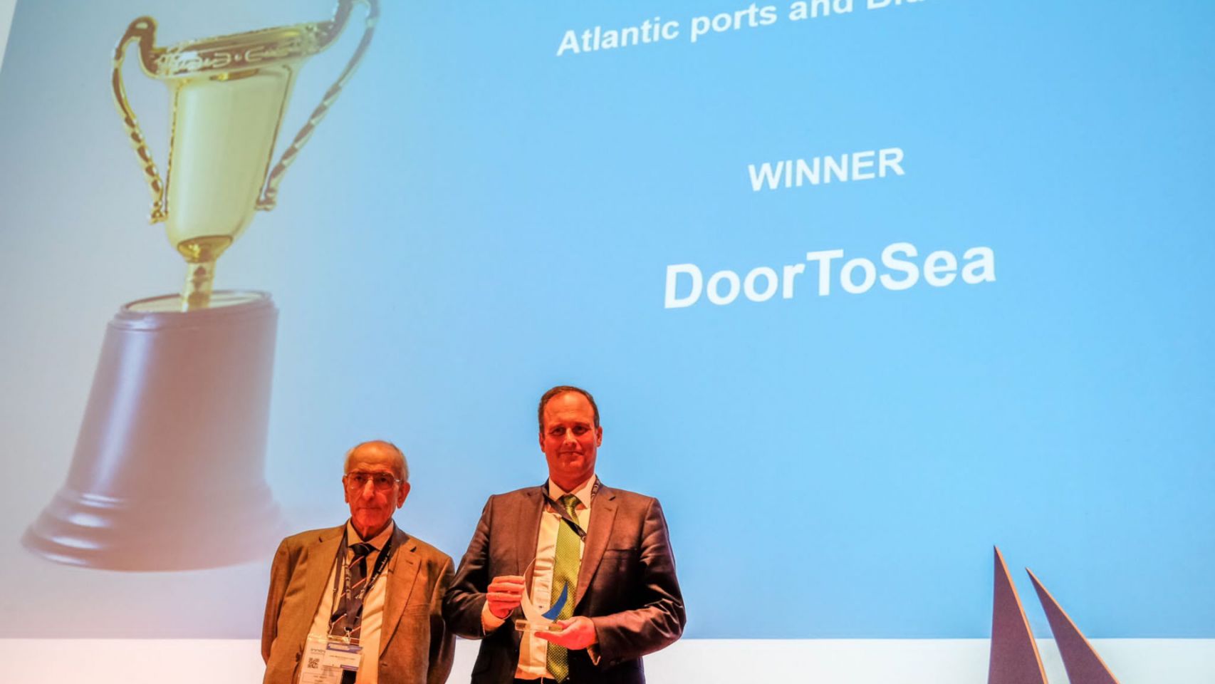 Carlos Botana, responsable de Sostenibilidad del Puerto, recoge el premio.