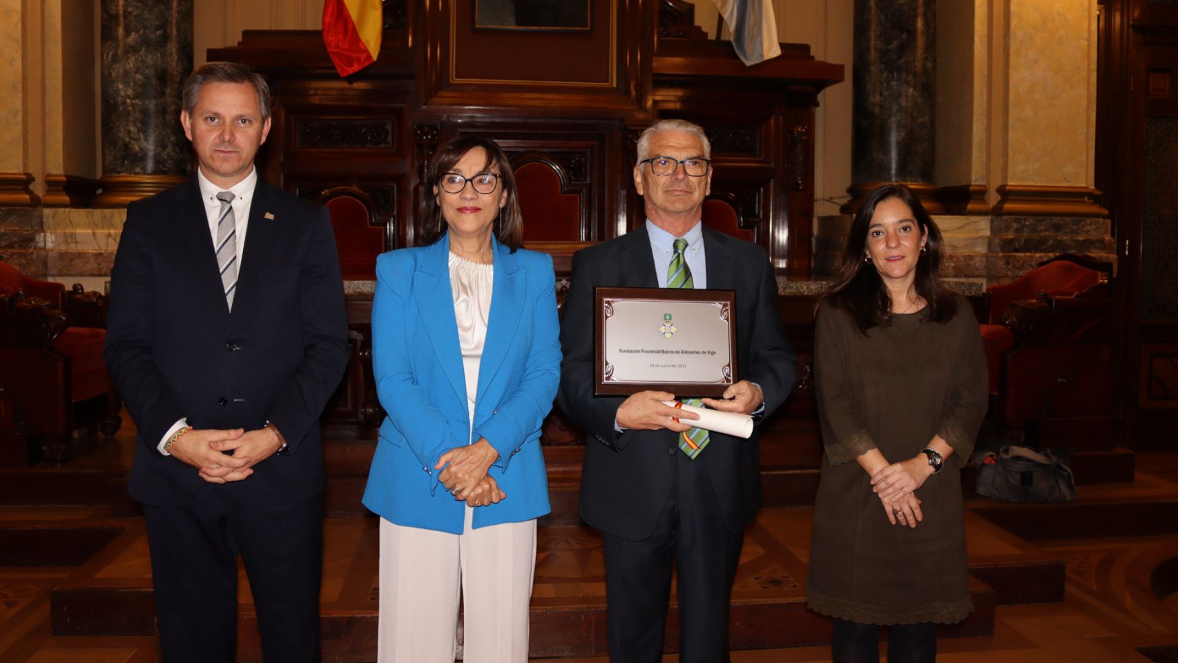 El presidente del Banco de Alimentos de Vigo, Iván Martínez, recoge la placa de honor de la Orden del Mérito Civil.