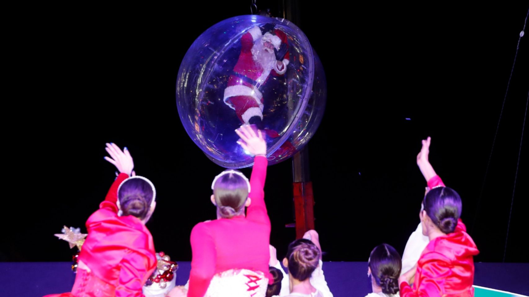Llegada de Papá Noel en una burbuja gigante.