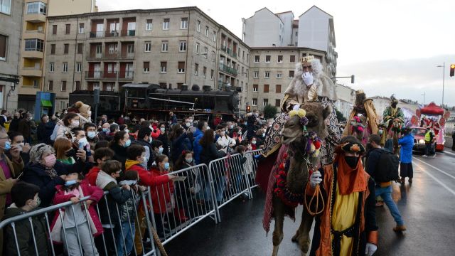 Los tres Reyes Magos subidos en dromedarios en la cabalgata de Reyes.