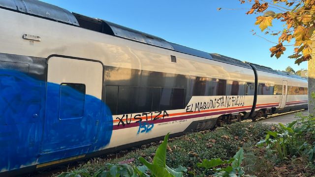 El tren vandalizado por los jóvenes en Catoira (Pontevedra).