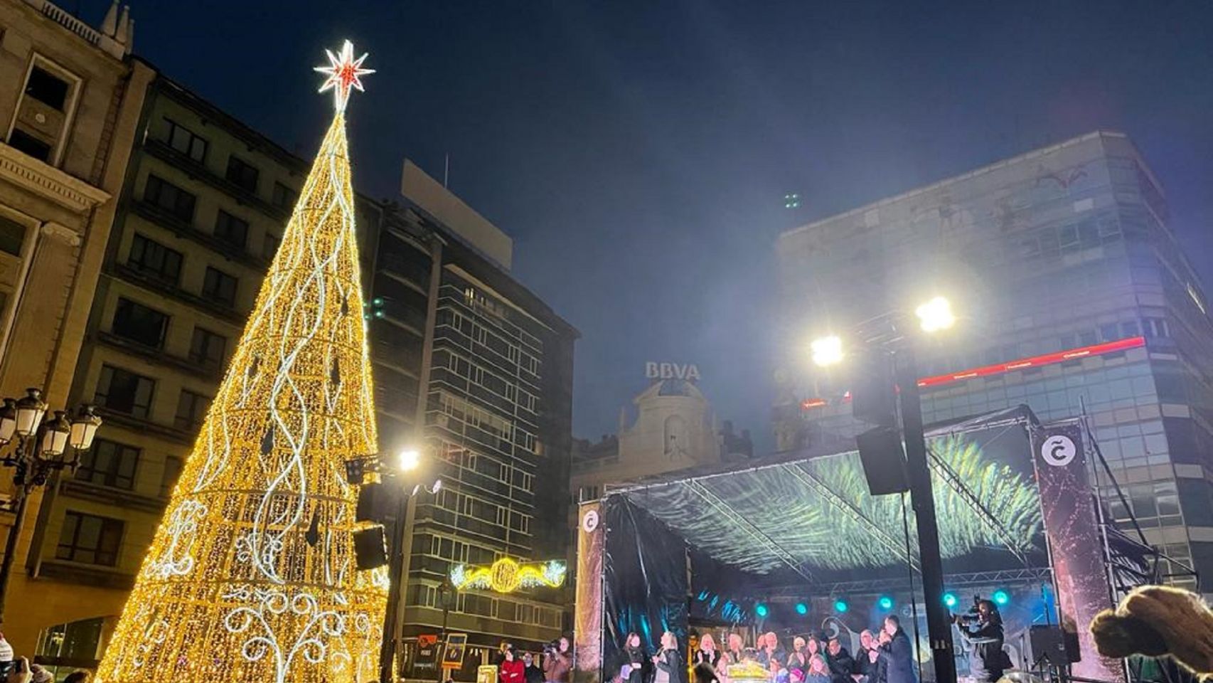 El árbol de Navidad en el Obelisco de A Coruña, instantes después de su encendido en 2022.