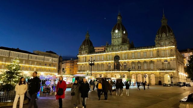 La Plaza de María Pita de A Coruña tras el encendido de las luces de Navidad.