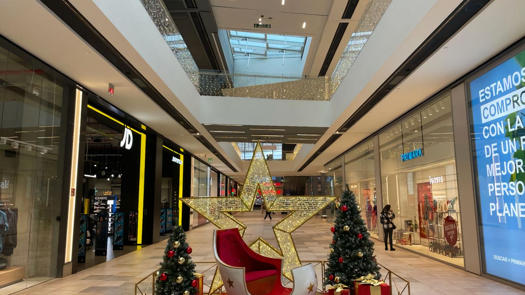 Decoración navideña en el centro comercial Vialia Vigo.