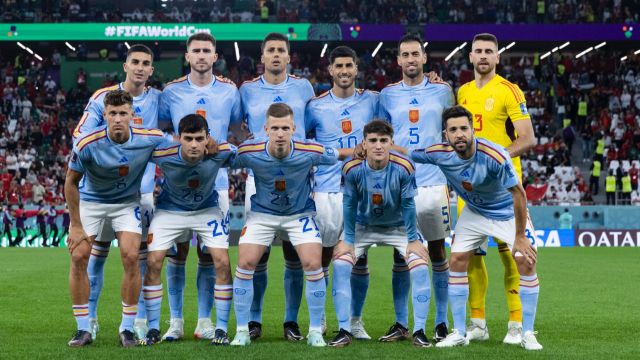 La selección española con la camiseta azul celeste ante Marruecos.