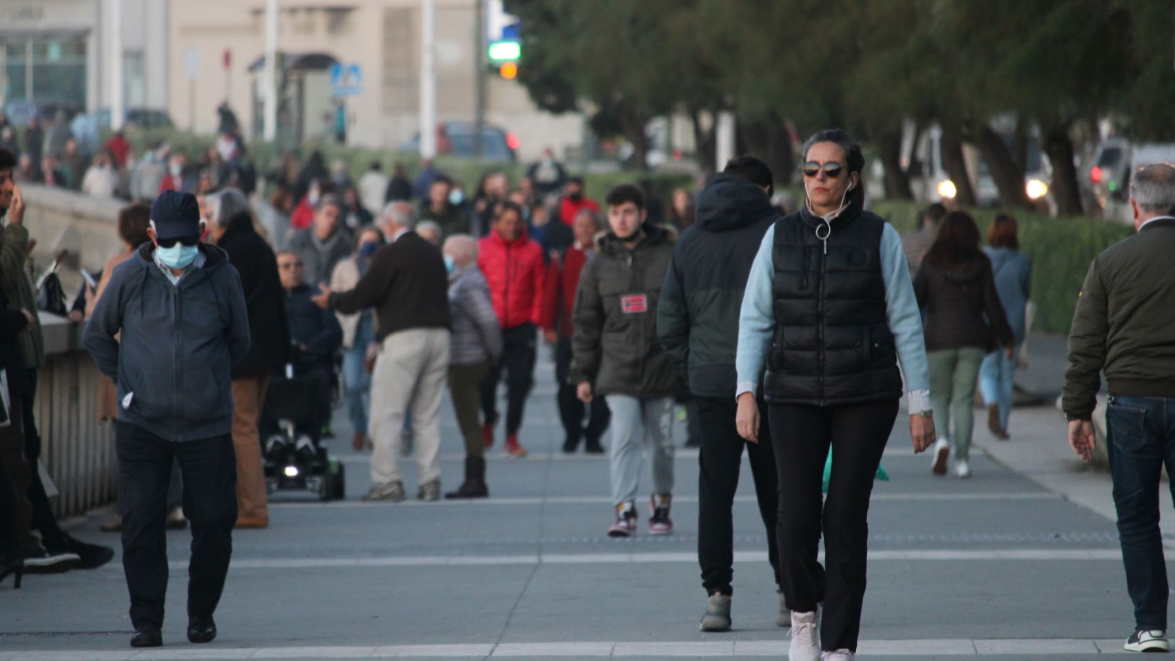 Gente paseando por la ciudad de A Coruña en diciembre de 2021.