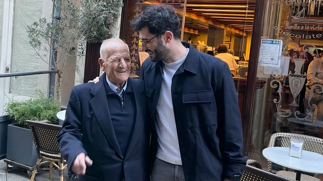 César Bonilla y su nieto en la celebración de su 90 cumpleaños.