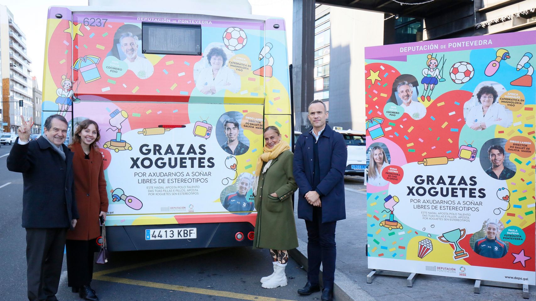 Campaña 'Grazas xoguetes' en los buses de Vigo.