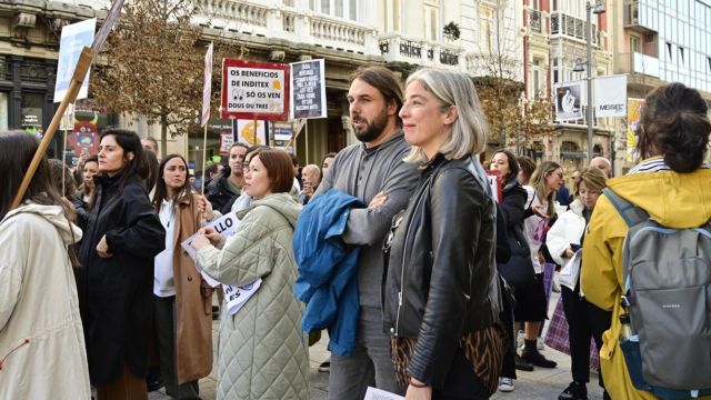 La portavoz de Marea Atlántica, María García, y el candidato a la Alcaldía, Xan Xove, en la manifestación de las trabajadoras de Inditex.