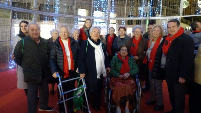 Doscientos mayores visitan las luces de Navidad de Vigo.