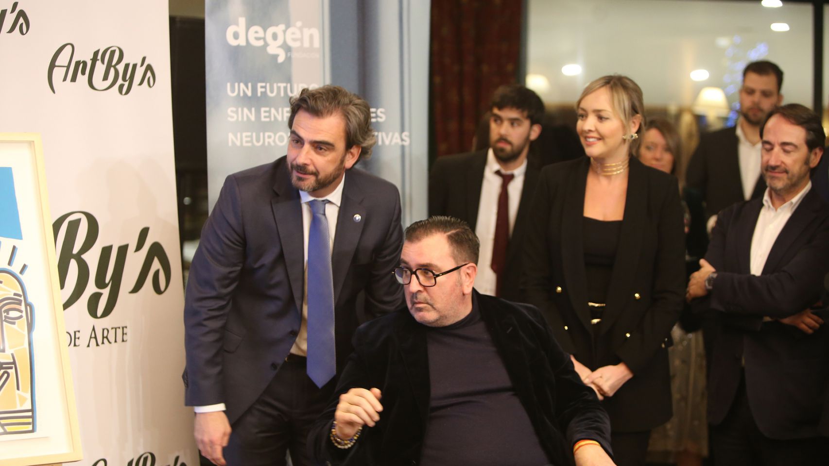 Diego Calvo y Fabiola García acompañan a Alberto Amil, presidente de la Fundación Degén