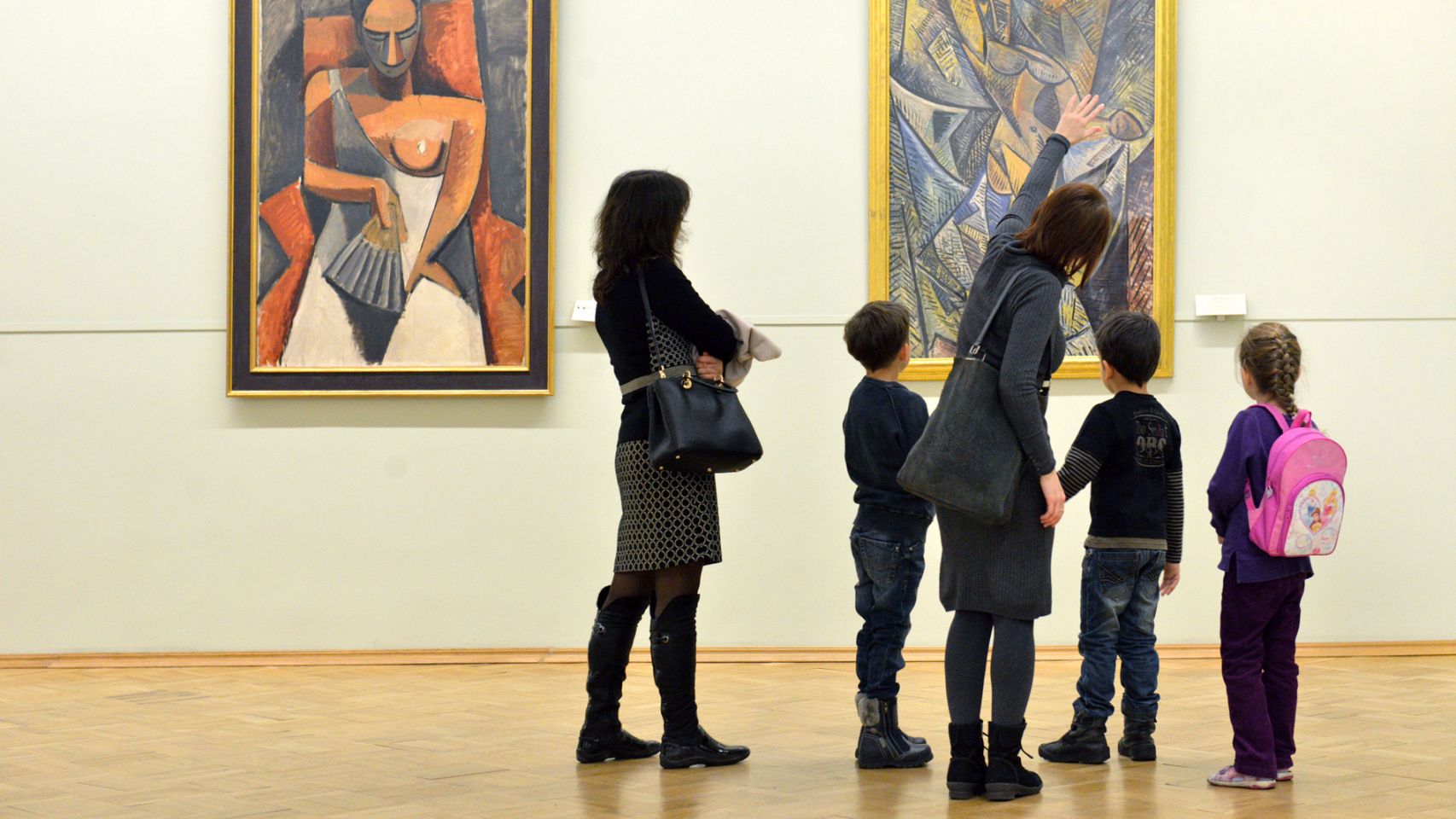 Un grupo de niños visualiza una de las obras de Picasso.