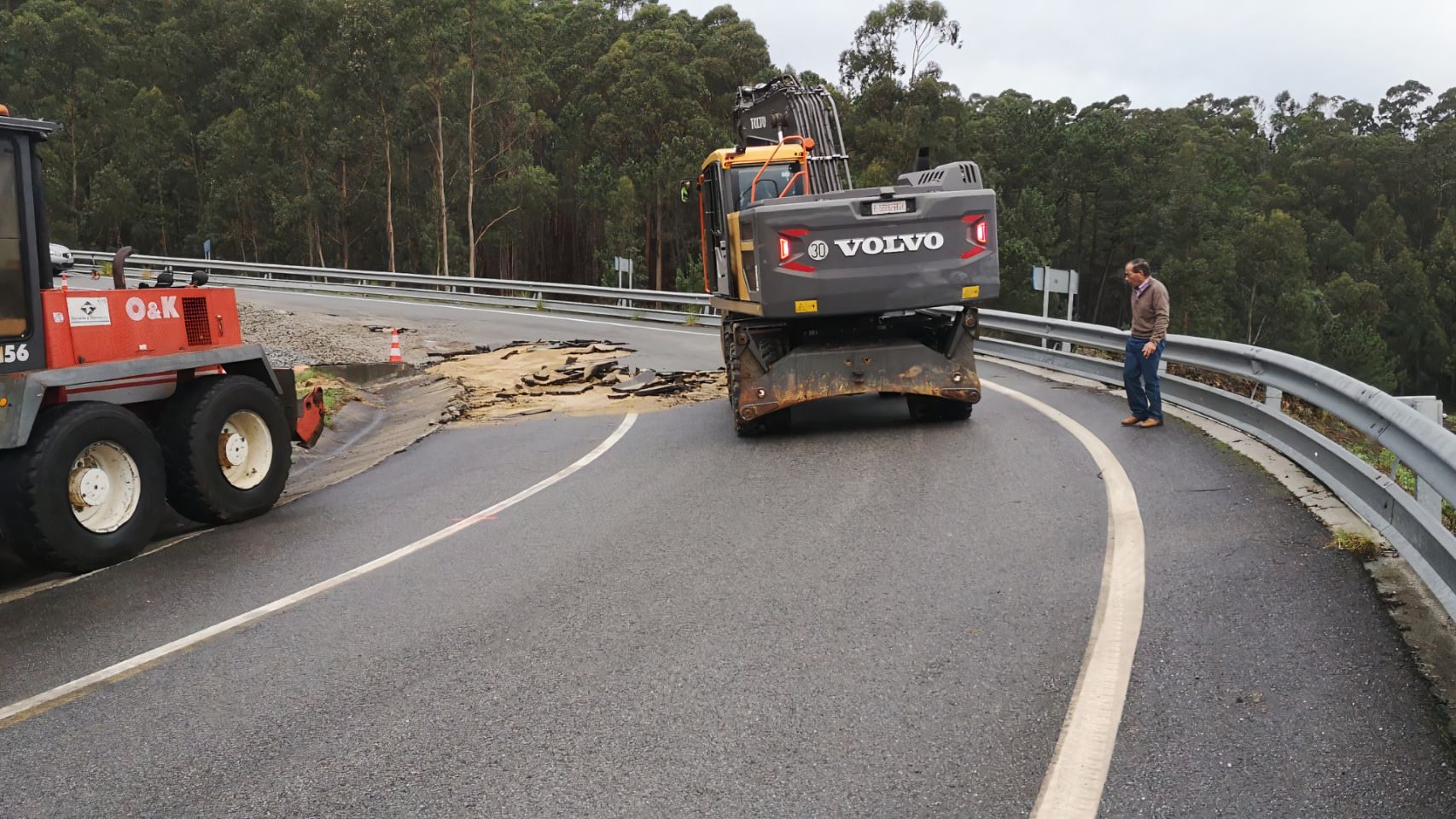 Obras de restitución de la carretera afectada por las lluvias en Domaio (Pontevedra).