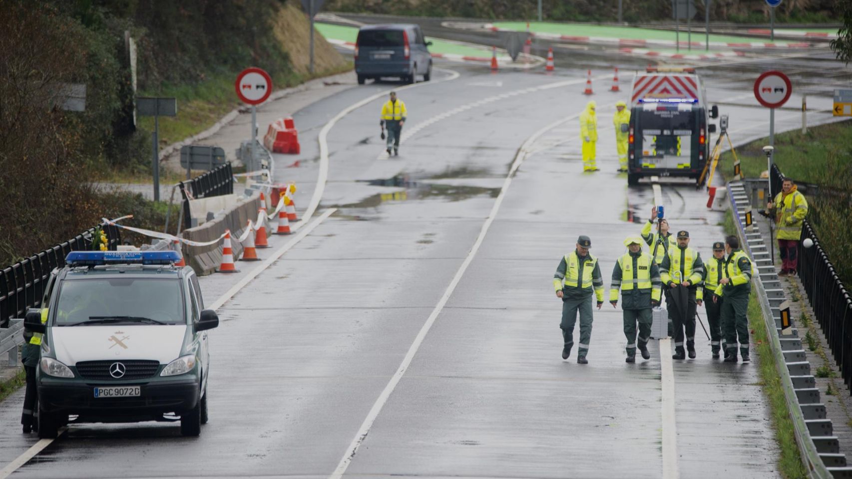 El equipo de expertos de la Guardia Civil inicia la reconstrucción del accidente de autobús de Cerdedo-Cotobade (Pontevedra). 