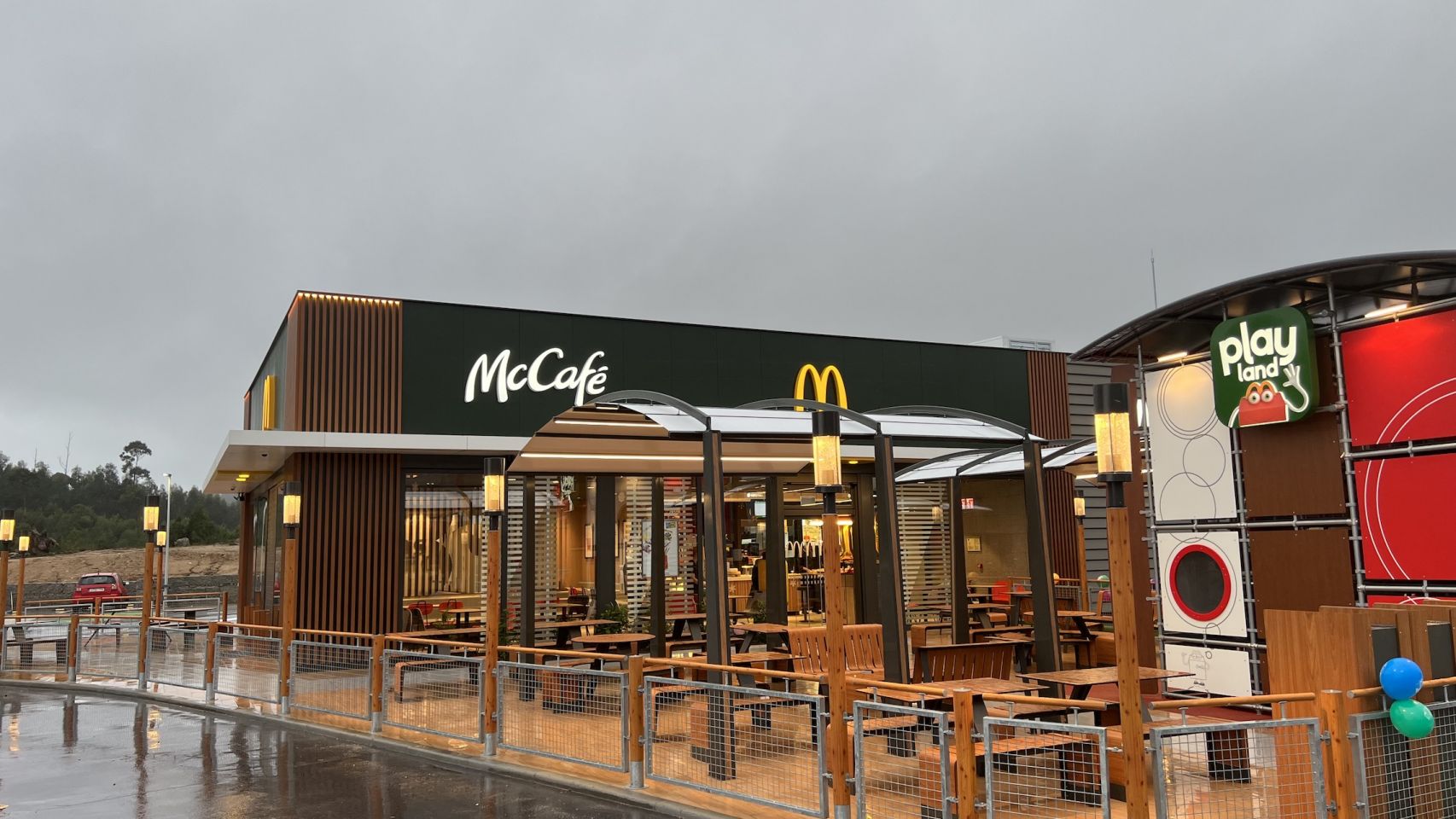 El exterior de la nueva franquicia de McDonald's en Ribeira