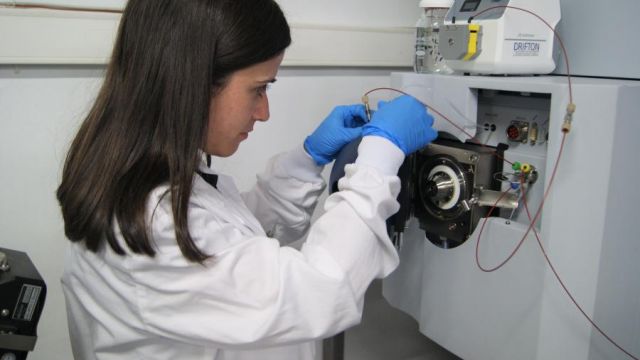 Laura Rubio en el laboratorio de la facultad de Química