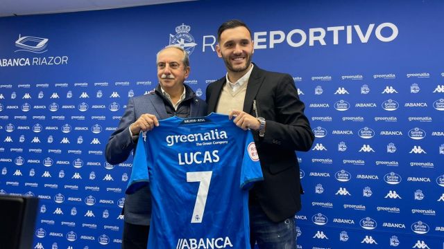 Lucas Pérez posa con su nueva camiseta del Dépor junto al presidente Antonio Couceiro.