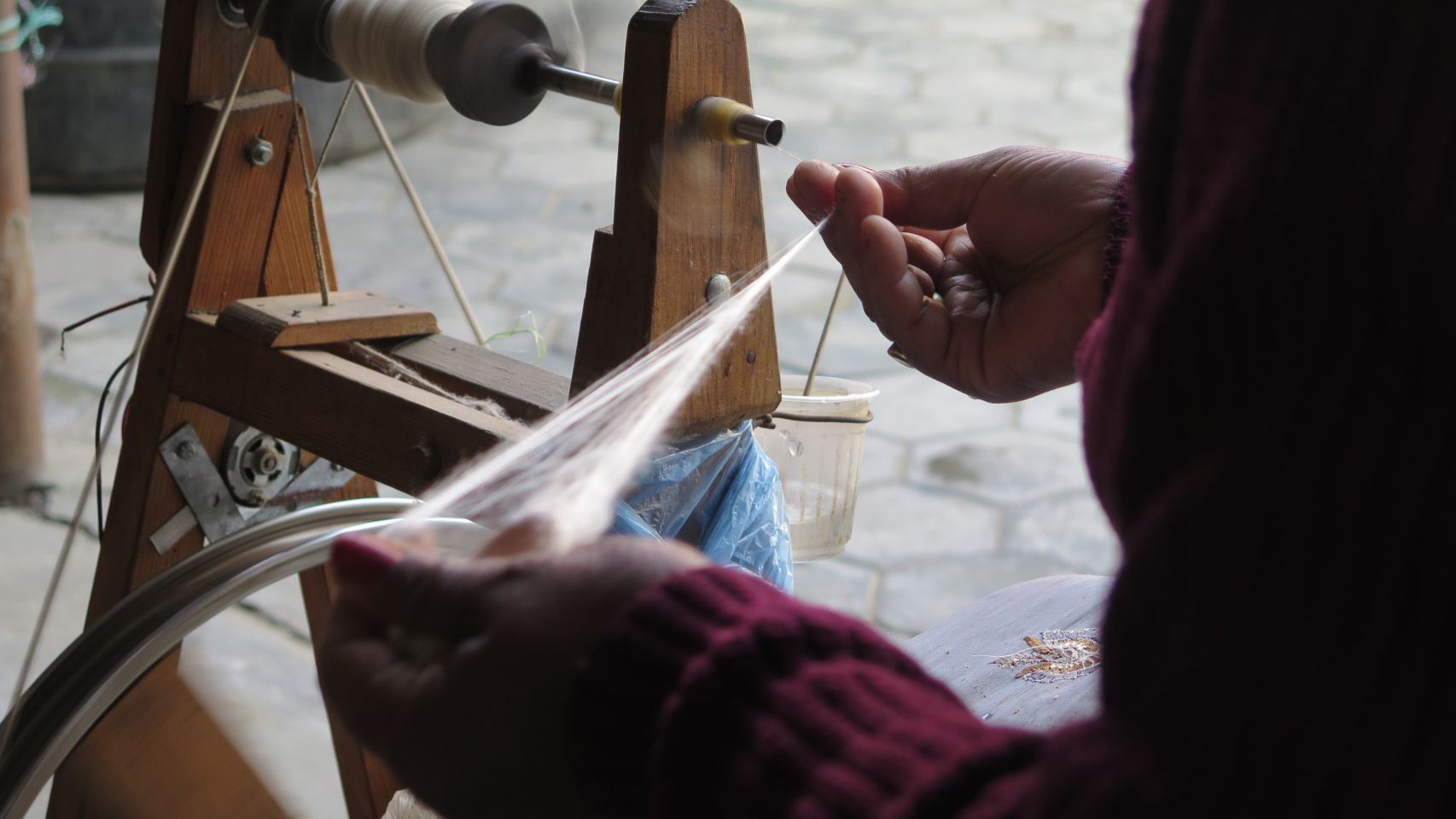 El proceso de hilado de la seda que realiza uno de los trabajadores de Matka en Nepal.