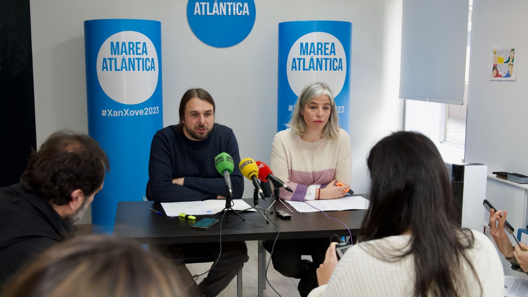 Xan Xove y María García, de Marea Atlántica, durante una rueda de prensa.