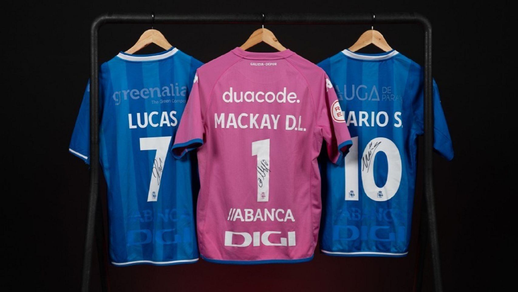 Las camisetas de Lucas, Mackay y Soriano que subasta el Dépor.
