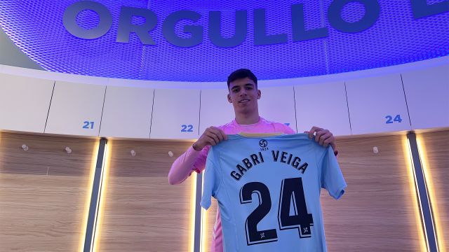 Gabri Veiga posa con la camiseta del Celta con su nuevo dorsal.