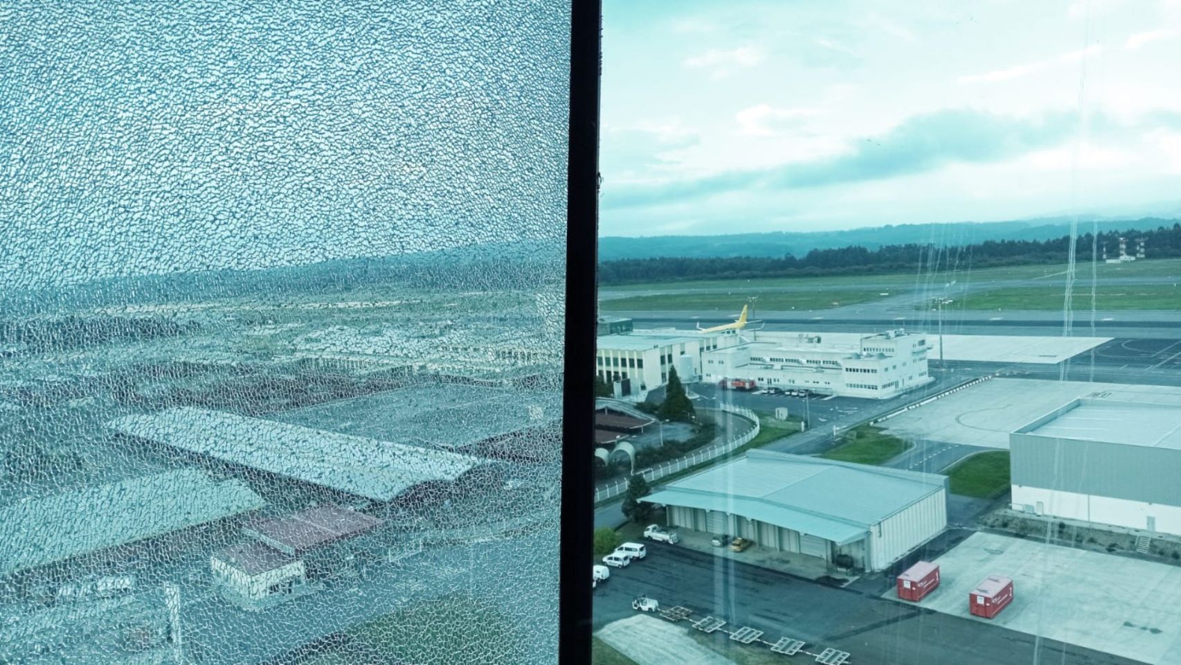 La torre de control del aeropuerto de Santiago sigue con el cristal ...