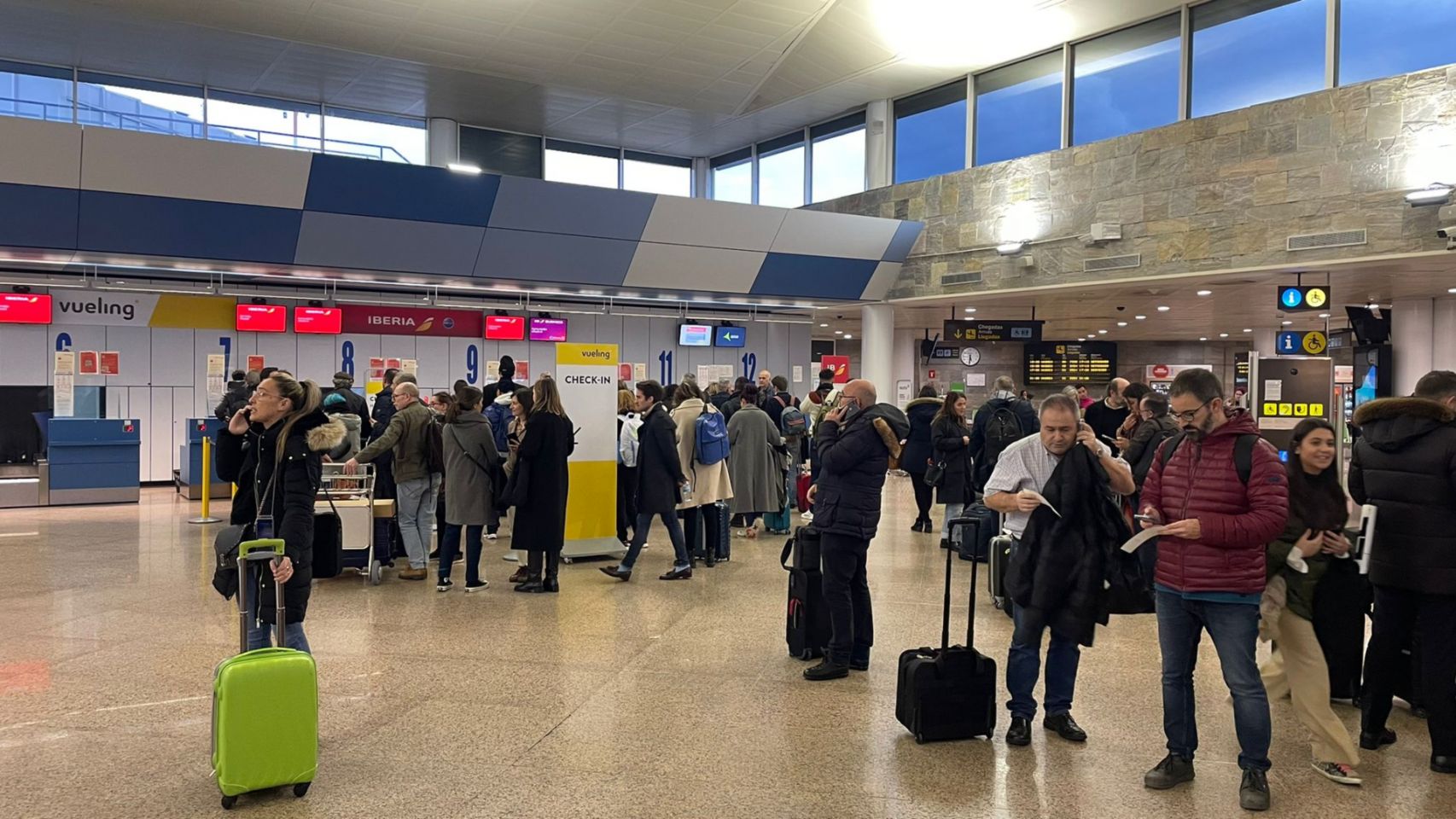 Gente afectada por el retraso y la cancelación de vuelos en Alvedro.