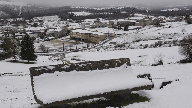 Un banco cubierto de nieve, a 18 de enero de 2023, en Xunqueira de Espadanedo (Ourense).