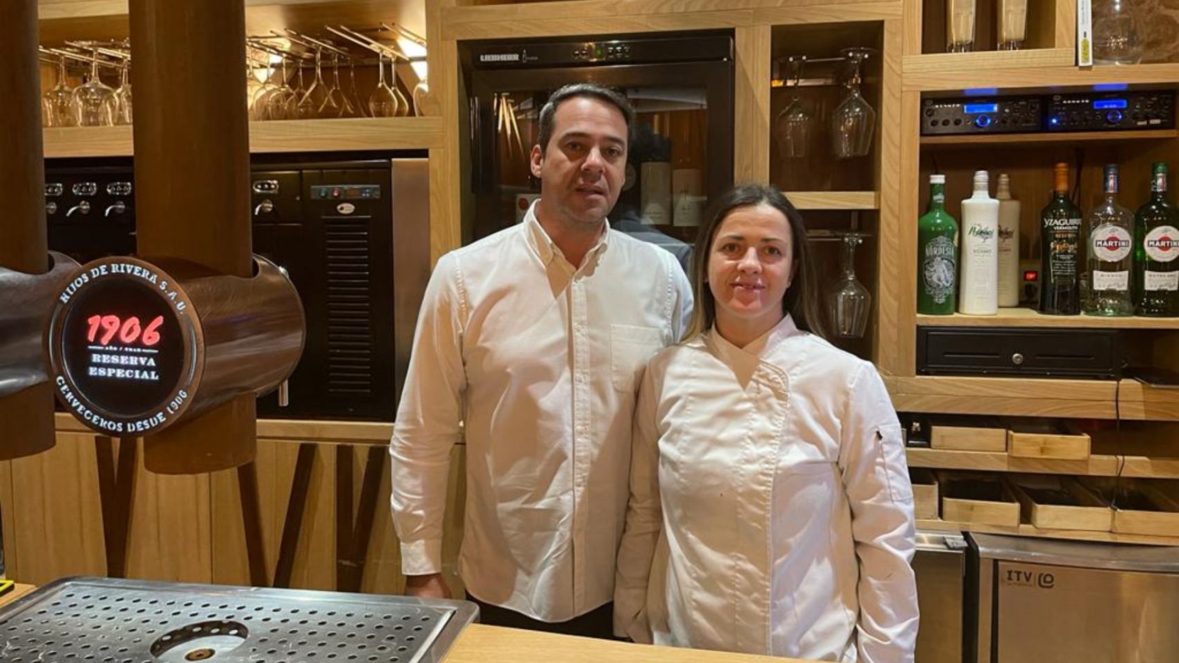 Uno de los propietarios de A Mundiña, Álvaro Ameijenda y la jefa de cocina, Mamen Torres.