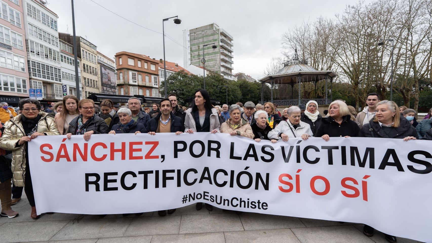 Los asistentes tras una  pancarta en Ferrol que pide la rectificación de la ley