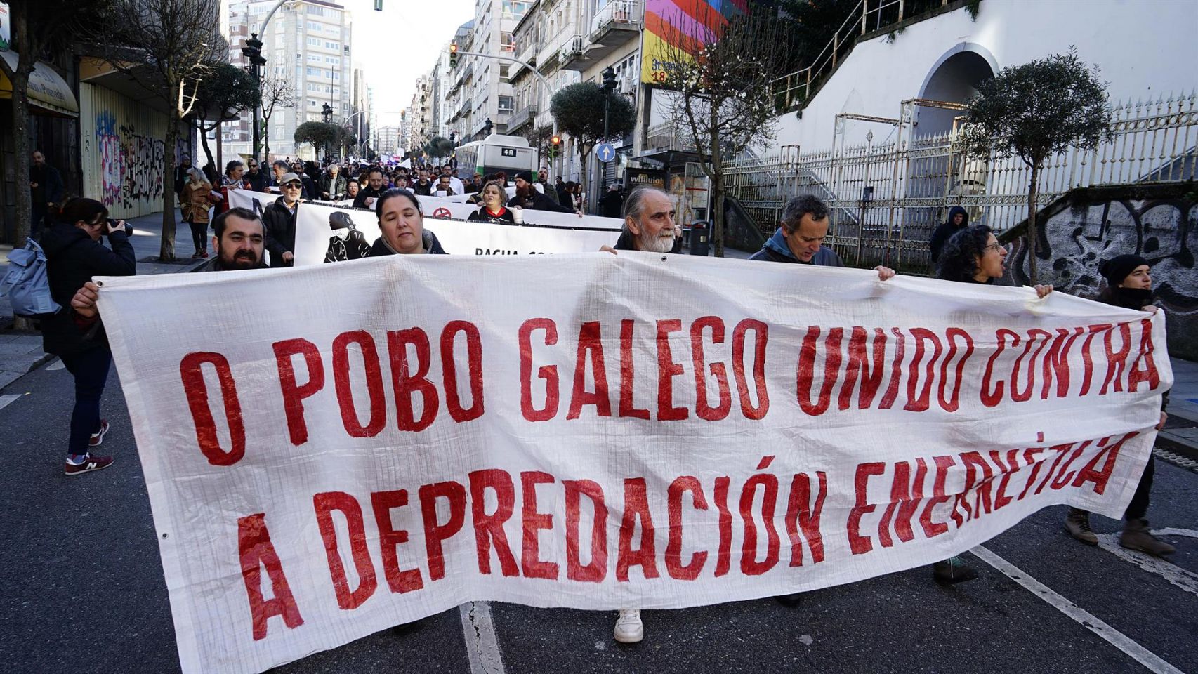 Varias personas con una pancarta durante una manifestación contra la 'depredación' energética, a 22 de enero de 2023, en Vigo.