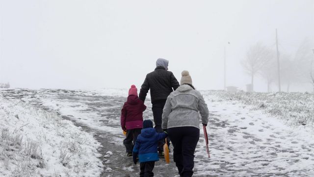 Una familia llega a la parroquia de O Cebreiro para disfrutar de la nieve, a 15 de enero de 2023, en Pedrafita do Cebreiro (Lugo).