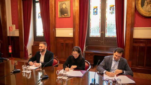 Gonzalo Trenor, Inés Rey y Jacobo Sutil en la firma del convenio.