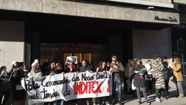 Protesta de los empleados de Massimo Dutti en Santiago de Compostela