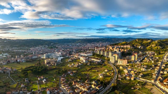 Vista aérea de la ciudad de Ourense, Galicia. 