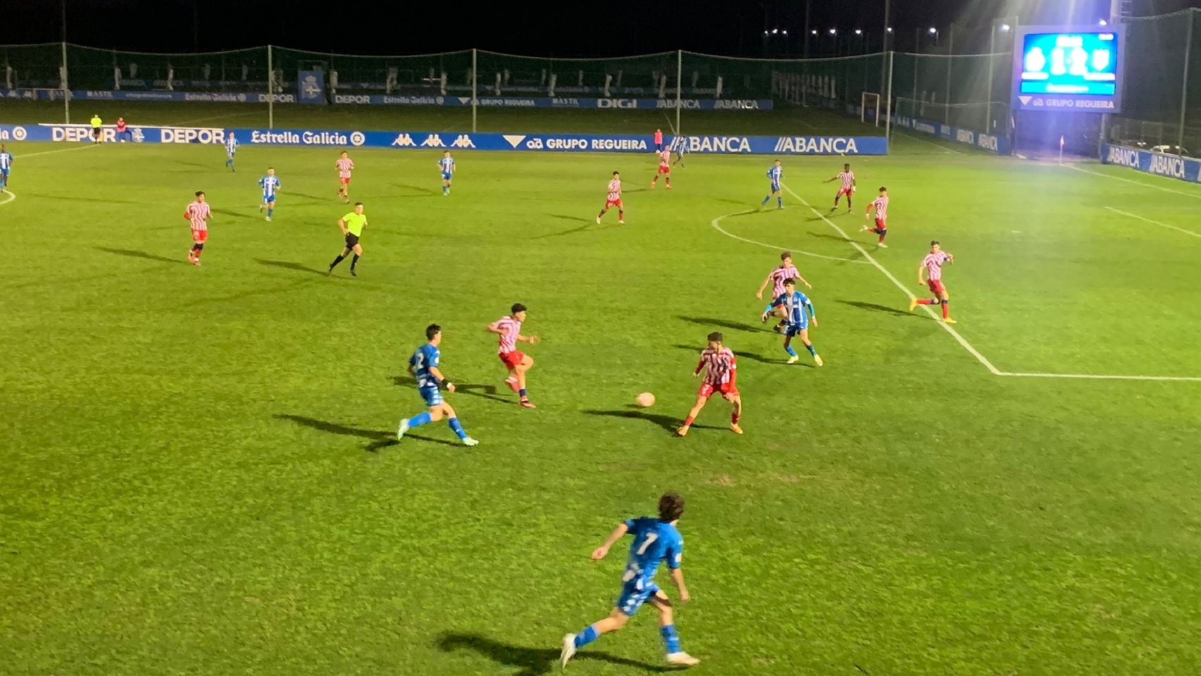 Un momento del partido entre el Deportivo Juvenil y el Atlético.