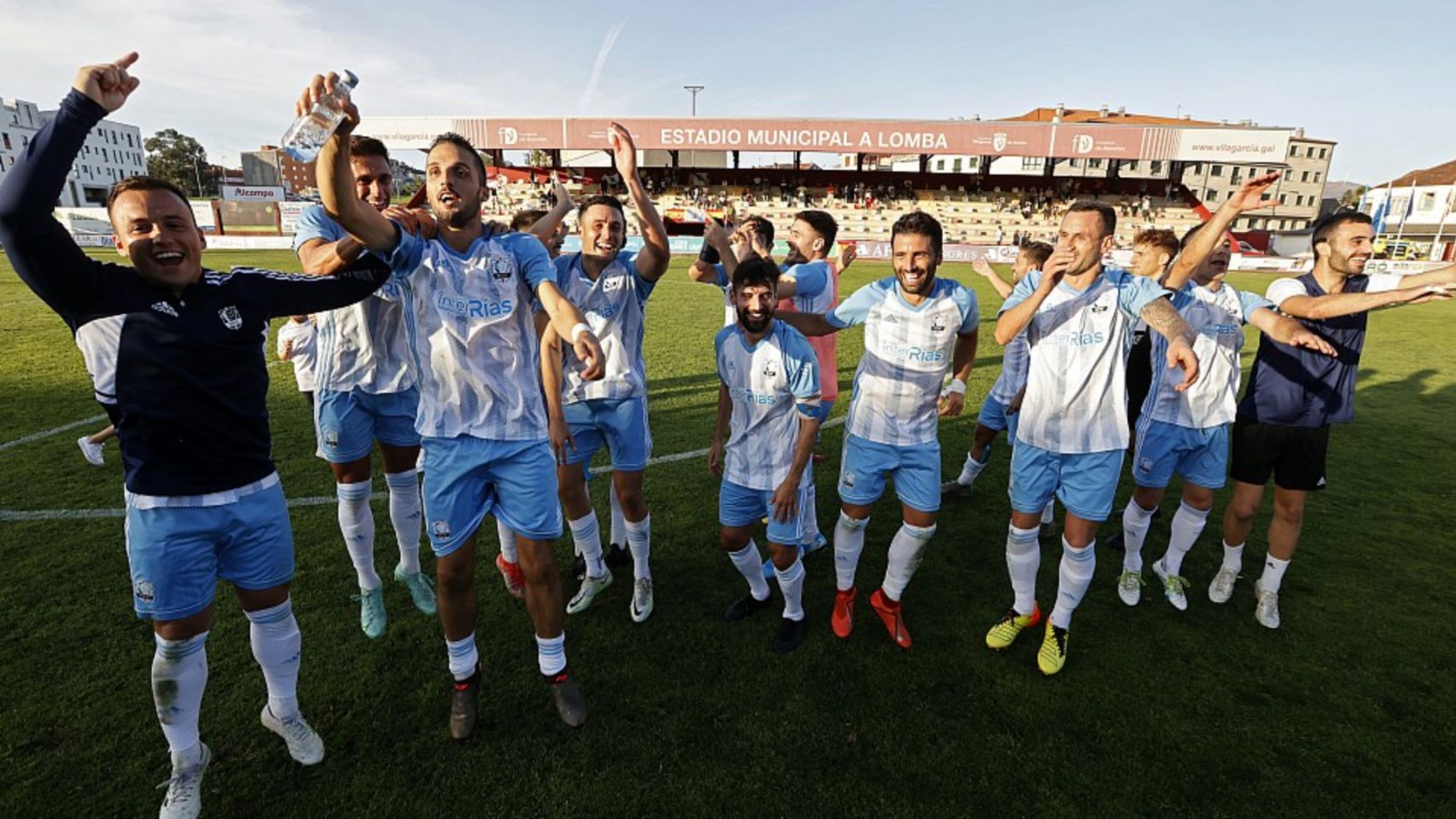 Galicia celebra su pase a la fase final en el estadio de A Lomba.