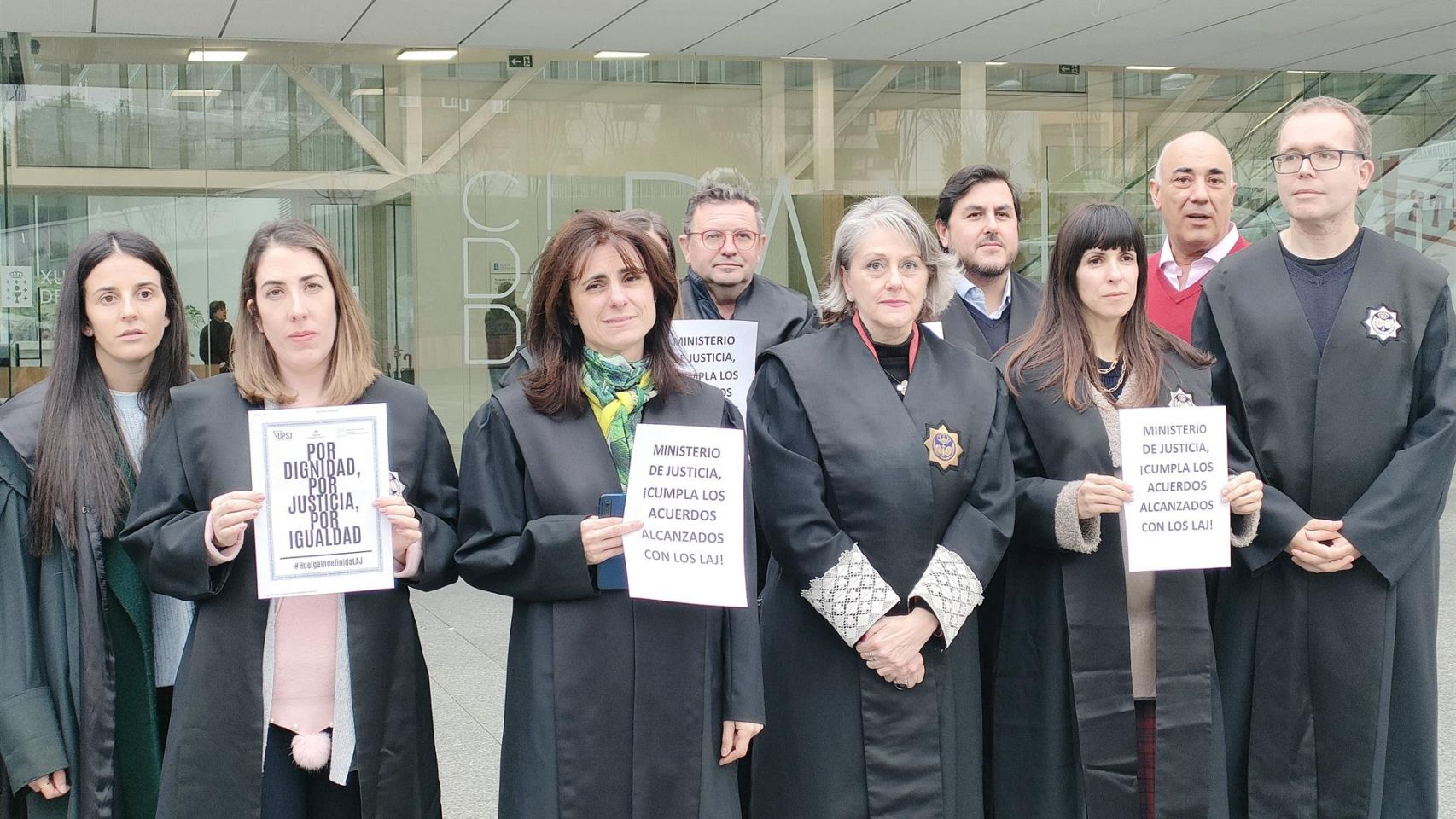 Letrados de la Administración de Justicia, concentrados a las puertas de la Ciudad de la Justicia de Vigo.