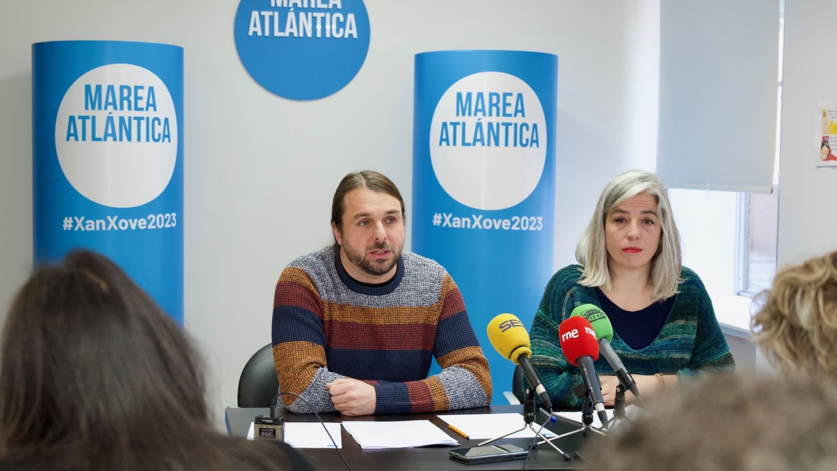 El candidato a la Alcaldía, Xan Xove, y la portavoz de Marea Atlántica, María García.