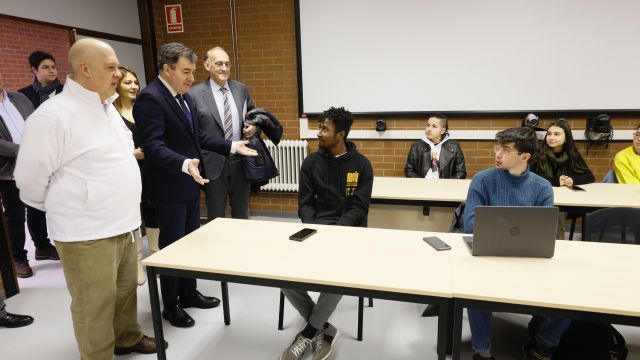 El conselleiro de Cultura, Educación, FP e Universidades, Román Rodríguez, durante su visita a la facultad de Dirección y Gestión Pública del Campus de Pontevedra.