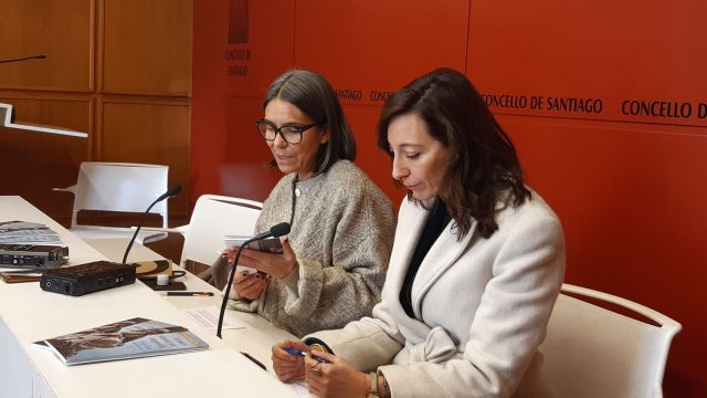 La concejala Mercedes Rosón y la autora Arantxa Fuentes en al presentación del libro 'Un paseo singular por Compostela'