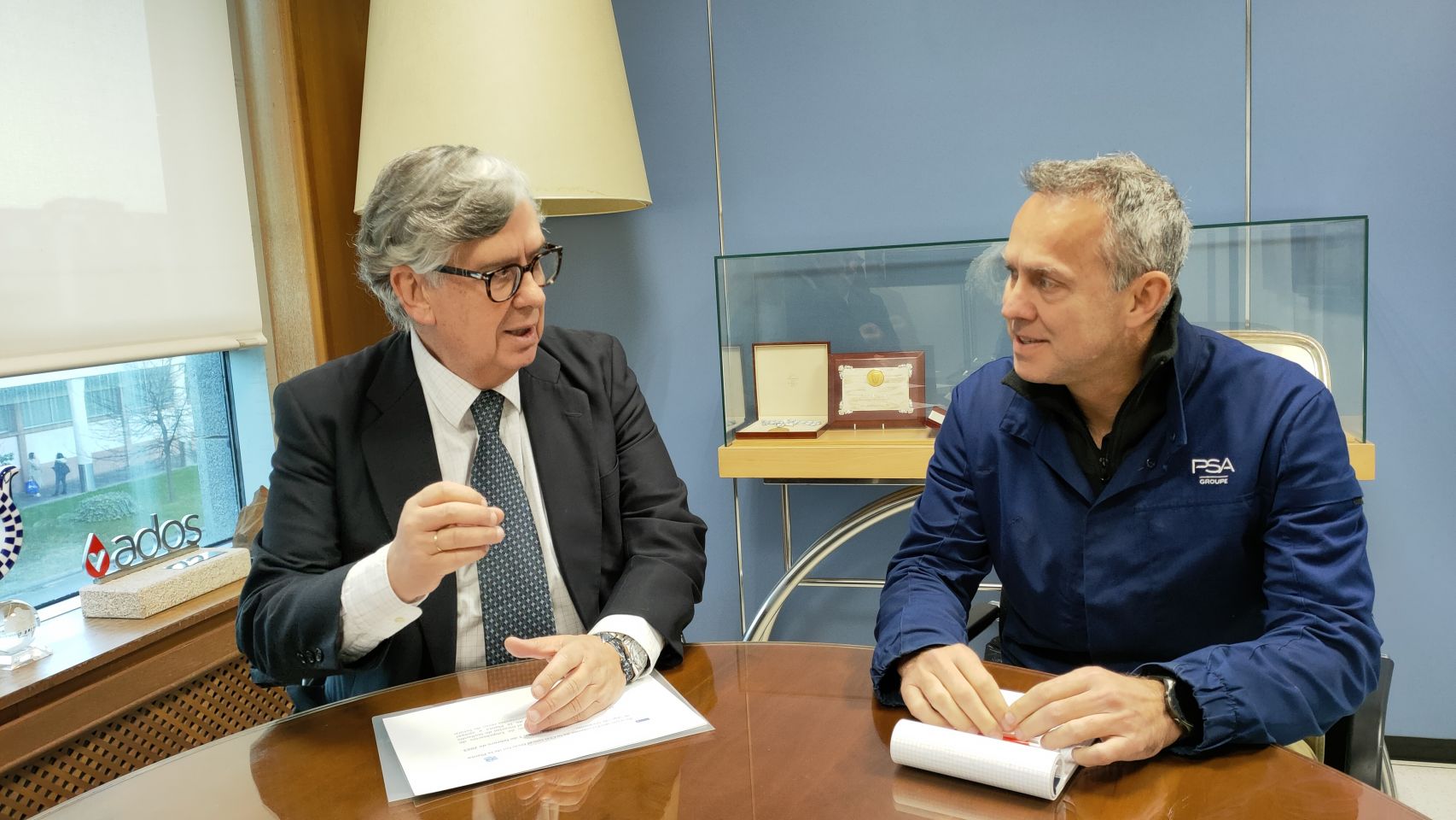 El presidente de la Confederación de Empresarios de Galicia (CEG), Juan Vieites, con el director de Stellantis Vigo, Ignacio Bueno.