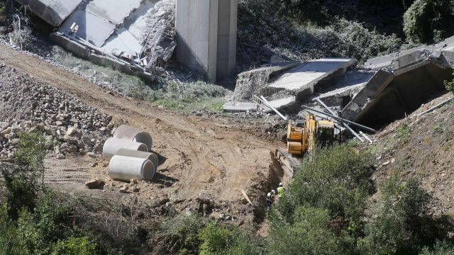Grúas trabajan en el desmontaje de las pilas 1 y 2 del viaducto en septiembre.