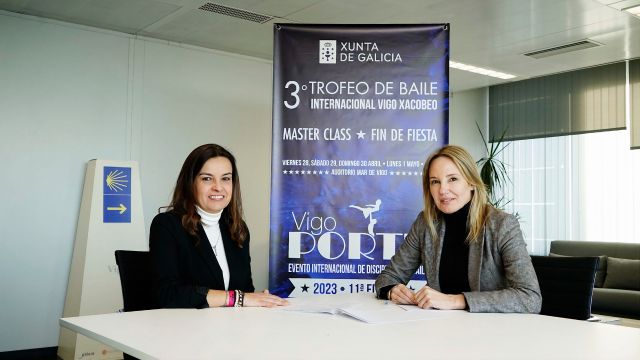 La directora de Vigo Porté, Lorena López, junto a la delegada territorial de la Xunta, Marta Fernández-Tapias.