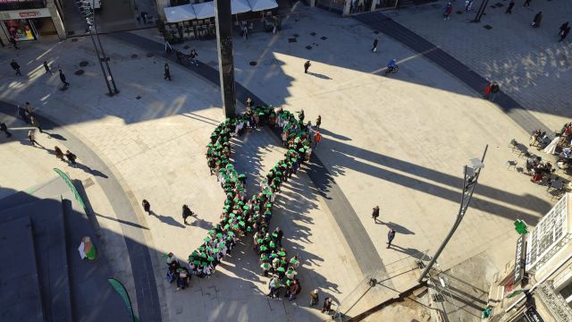 Gran lazo verde en Vigo por el Día Mundial Contra el Cáncer.