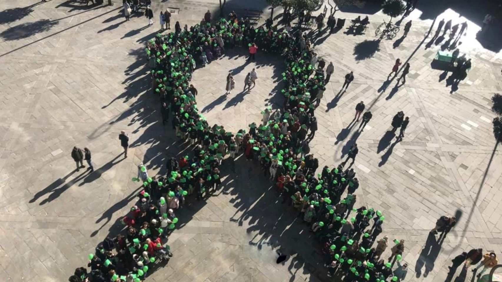 La AECC sale a la calle en Pontevedra por el Día Mundial Contra el Cáncer. 