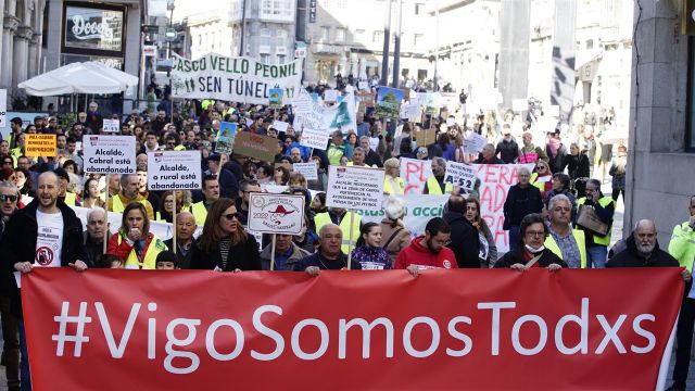 Una quincena de colectivos de asociaciones de Vigo se manifiestan en la Porta do Sol para pedir al ayuntamiento que "respete y escuche" al tejido asociativo de la ciudad.