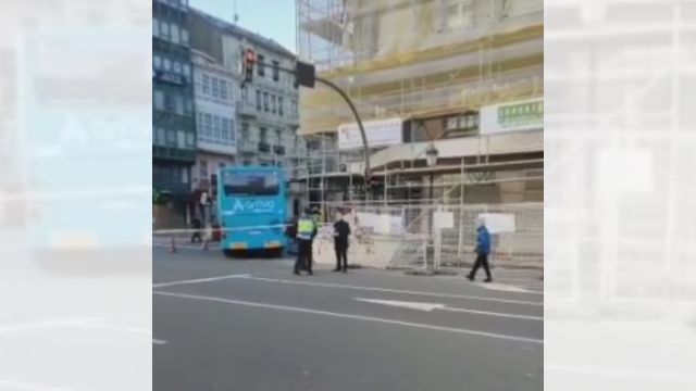 Un autobús choca contra un andamio en la plaza de Pontevedra de A Coruña.
