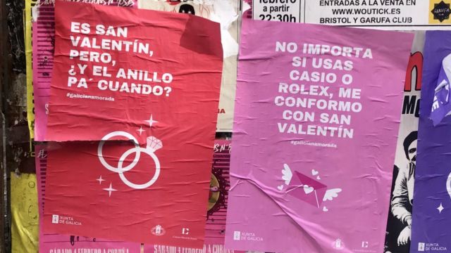Algunos carteles de la campaña en las calles de A Coruña