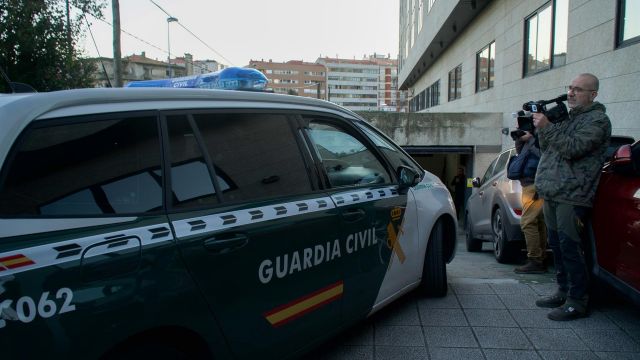 El detenido entrando en los juzgados de la calle Lalín (Vigo) a primera hora de la mañana del 8 de febrero.